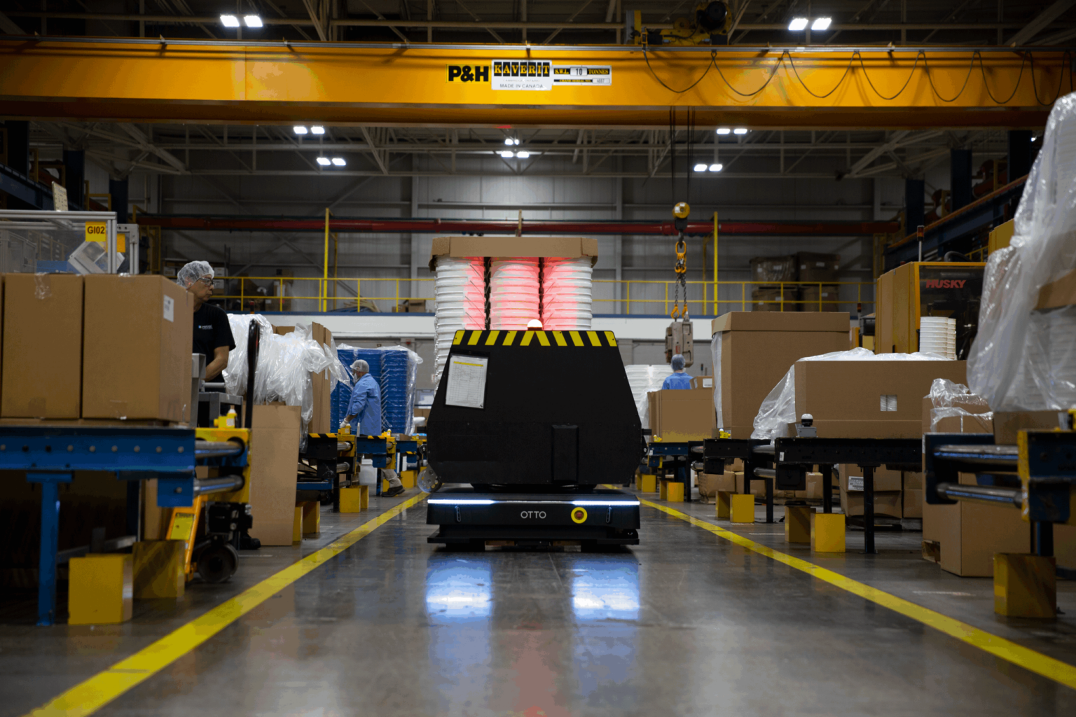 Industria automotriz crecerá un 15% al 2028 y adopta robots móviles autónomos para ganar eficiencia 