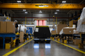 Industria automotriz crecerá un 15% al 2028 y adopta robots móviles autónomos para ganar eficiencia 