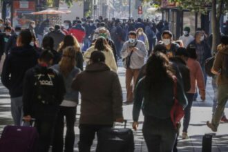 INE informa que desempleo en Chile llega al 8,4% y baja la informalidad laboral