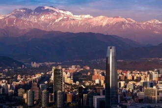 Inflación en Chile volvería sobre 4% en abril por bencinas y Brent a US$112: la señal que mira el Banco Central