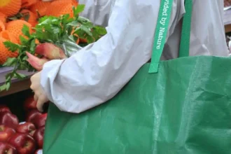 IPC de diciembre 2025 cae -0,2%: la señal detrás del salto de 18,8% en vuelos internos y el costo de comer fuera