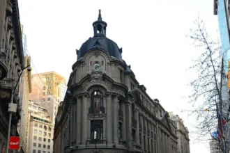 IPSA abre con alza de 1% y vuelve a 10.347 puntos: bolsas buscan equilibrio mientras el Brent se sostiene cerca de US$82 por la guerra contra Irán