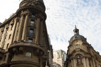 IPSA cae 0,39% a 11.130 puntos pese a récord en Wall Street y abre una semana clave