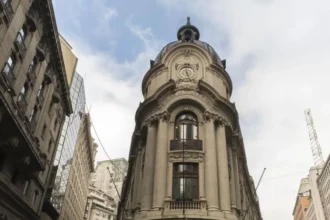 IPSA cae 1% y cierra bajo 10.400 puntos: Brent sobre US$100 reabre ventas globales y golpea a Wall Street