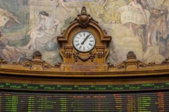 IPSA cae 2,9% y coquetea con los 10.000 puntos: Brent en US$81 y salto del VIX ponen a prueba a la bolsa chilena
