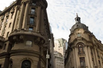 IPSA cierra en 10.582 puntos con alza de 1,1% por alivio en Ormuz; constructoras reaccionan al IVA 0% a viviendas