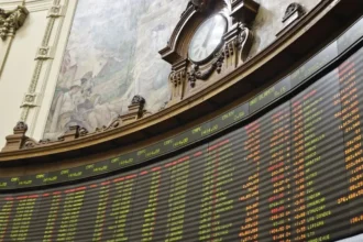 IPSA cierra en 10.856 puntos tras subir 2,13% y el mercado espera el mensaje de Trump por la guerra con Irán