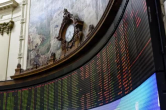 IPSA sube 0,6% y queda a un paso de los 11.000 puntos: bolsas globales buscan dejar atrás el caos arancelario y las dudas por la IA