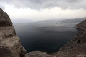 Irán cierra el Estrecho de Ormuz y tensiones disparan precios del petróleo