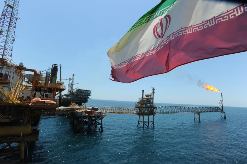 Irán: el 20% del petróleo mundial sigue en juego aunque Trump hable de “winding down”