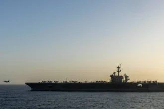Irán reabre el estrecho de Ormuz al tráfico comercial mientras EE.UU. mantiene bloqueo naval sobre sus puertos