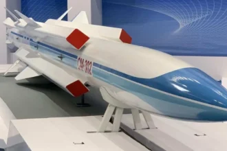 Irán se acerca a comprar misiles CM-302 de 290 km a China: lo que se sabe del acuerdo y el timing con EE.UU.