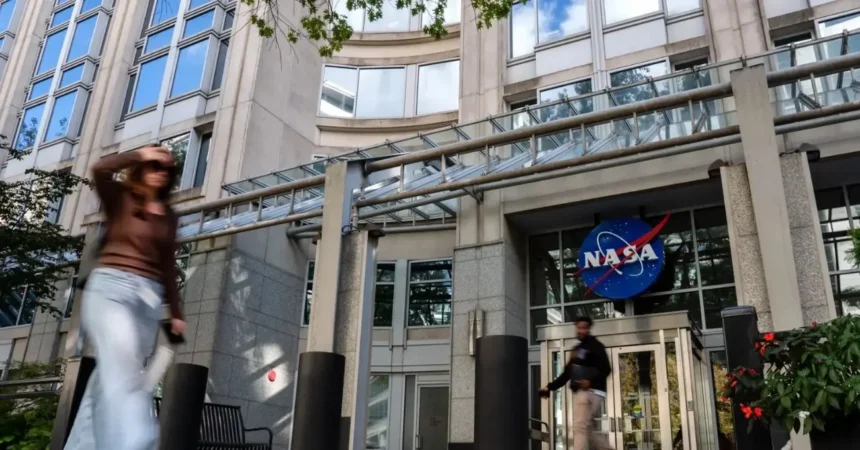 Kate Marvel renuncia a la NASA denunciando ataques contra la ciencia y recortes