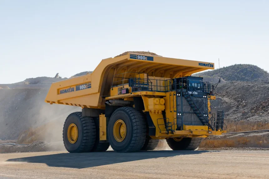 Komatsu busca mecánicos, eléctricos, electromecánicos y supervisores: revisa vacantes activas para postular en minería