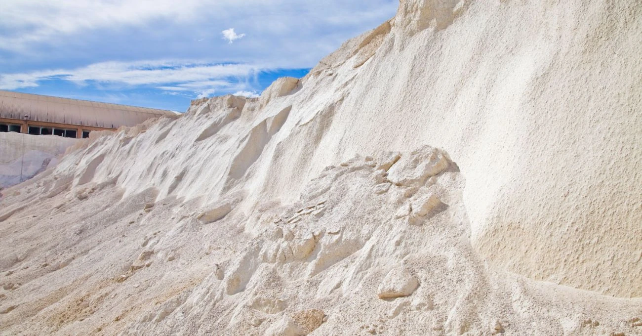 La cal, el insumo invisible que sostiene la minería aurífera argentina