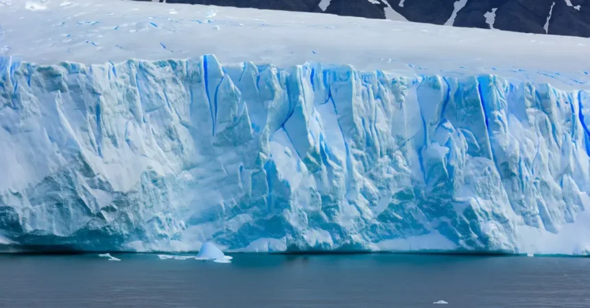 La línea de apoyo antártica retrocedió y se perdieron 12.820 km² de hielo apoyado en 30 años: el punto crítico que vigilan los satélites
