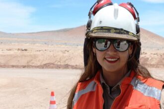 Leslie Parra rompe barreras en la minería: Primera mujer mantenedora submarina en Minera Centinela impulsa la equidad de género