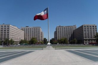 Leve repunte para Chile: OCDE mejora proyección de crecimiento y destaca fortalezas económicas