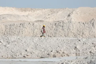 Litio en Bolivia: 2 contratos por 35.000 y 14.000 t/año quedan bajo revisión y el Gobierno abre la puerta a romperlos