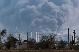 “Lluvia negra”: la contaminación extrema que amenaza a Teherán tras ataques a refinerías