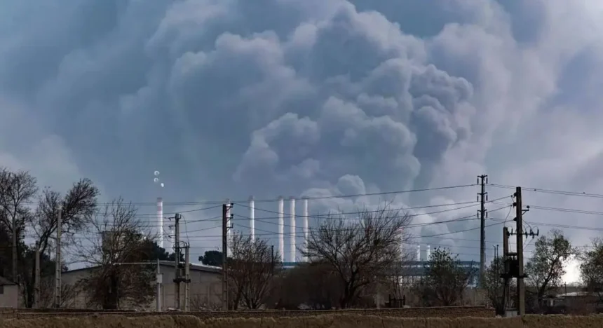 “Lluvia negra”: la contaminación extrema que amenaza a Teherán tras ataques a refinerías