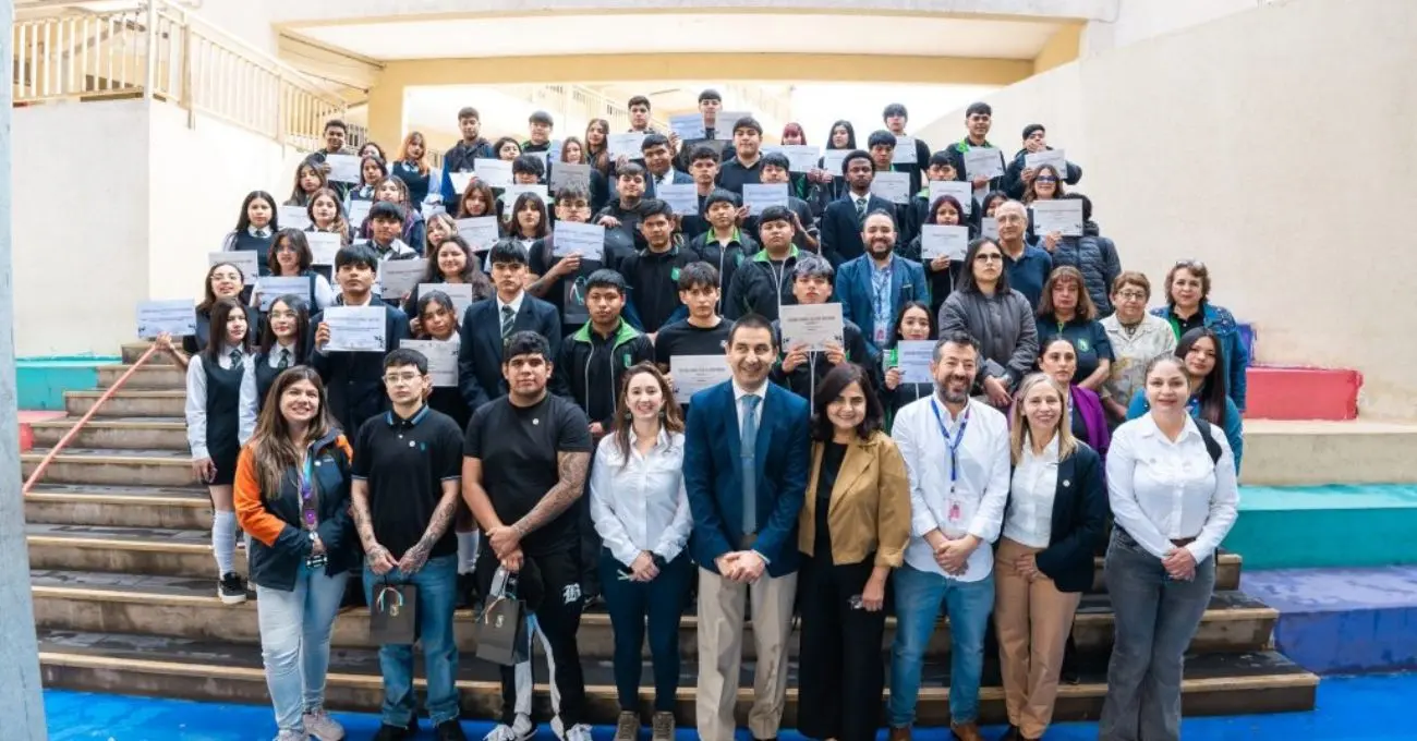 Lomas Bayas impulsa educación técnica con tecnologías para minería del futuro