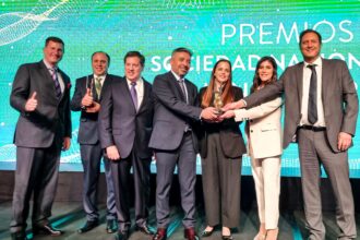 Lomas Bayas recibe el Premio SONAMI 2024 en la categoría ‘Grandes Productores’ por su contribución al desarrollo sectorial