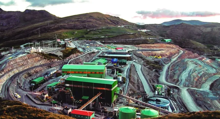 Lundin Mining adquirirá un 5% adicional de participación en Caserones y un 31% en el proyecto Los Helados