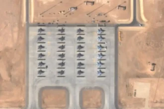 Más de 150 aeronaves y 2 portaaviones: imágenes satelitales revelan el mayor refuerzo militar de EE.UU. cerca de Irán en 20 años