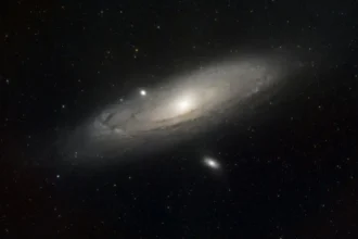 Materia oscura: un núcleo en el centro de la Vía Láctea iguala a Sgr A* con menos de 1% de diferencia