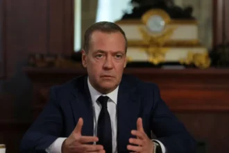 Medvédev elogia a Trump como “pacificador”, pero pone en duda la advertencia naval de Estados Unidos