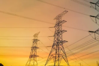 Mercado eléctrico redujo levemente su concentración en 2025, pero mantiene diferencias por bloque horario