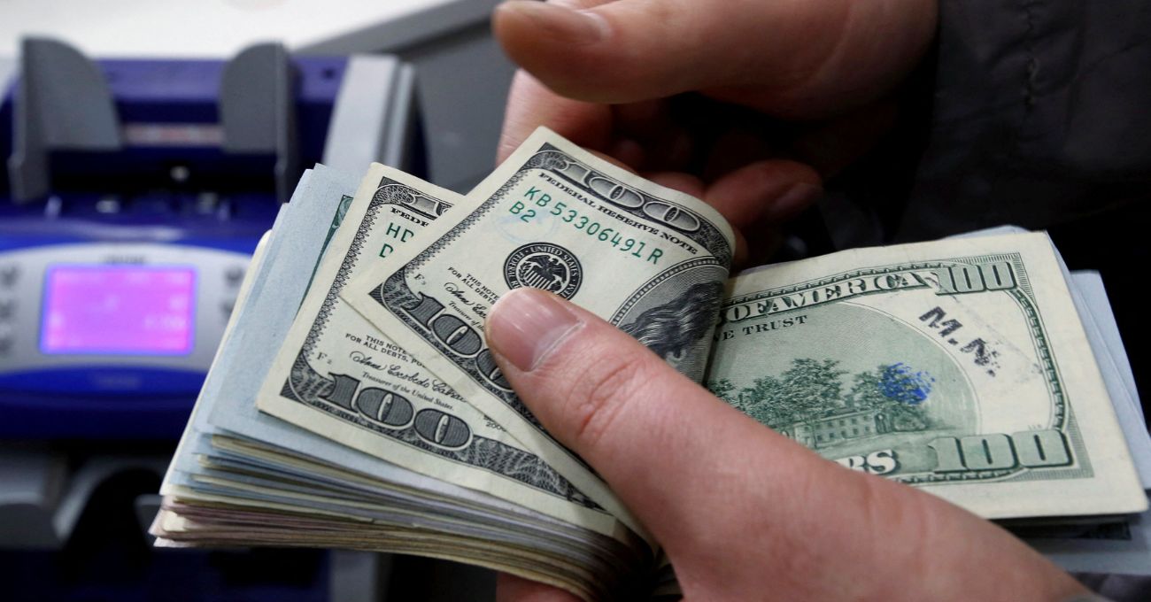 Mercados reaccionan a aranceles de Trump: bolsas en baja, dólar retrocede y el oro alcanza récord histórico