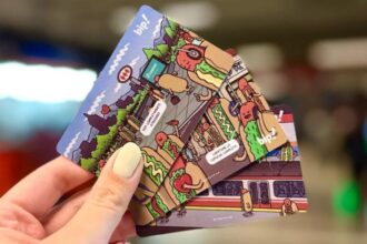Metro de Santiago lanza tarjetas Bip! edición limitada con diseño de completo chileno para celebrar su 50 aniversario