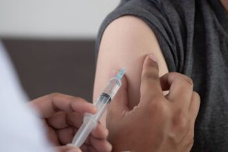 Ministerio de Salud Alerta Sobre Aumento de Enfermedades Respiratorias y Refuerza Vacunación en Metro de Santiago