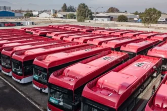 Ministro De Grange descarta reducción de buses en sistema RED Santiago