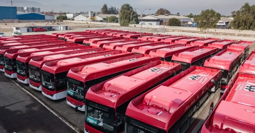 Ministro De Grange descarta reducción de buses en sistema RED Santiago