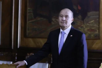 Ministro Quiroz acusa baja liquidez fiscal y desata polémica con Nicolás Grau