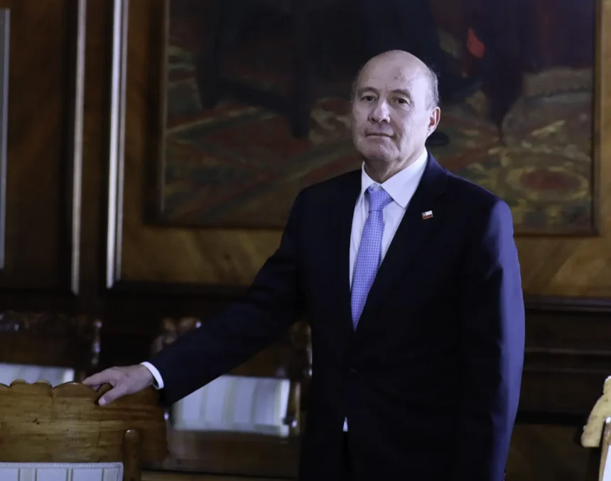 Ministro Quiroz acusa baja liquidez fiscal y desata polémica con Nicolás Grau