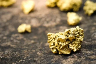 Ecuador firma acuerdo de US$1.700 millones con CMOC para desarrollar mina de oro