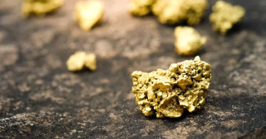 Ecuador firma acuerdo de US$1.700 millones con CMOC para desarrollar mina de oro
