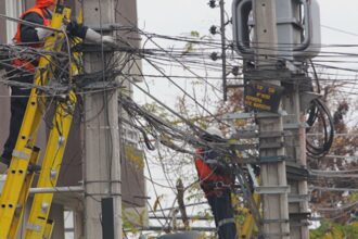 Municipios podrán retirar cables aéreos en desuso con costos a cargo de las empresas, tras nueva aprobación legislativa