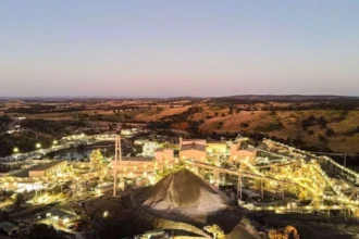 Newmont suspende Cadia: caída bursátil de 4% tras sismo obliga a frenar una de sus mayores minas