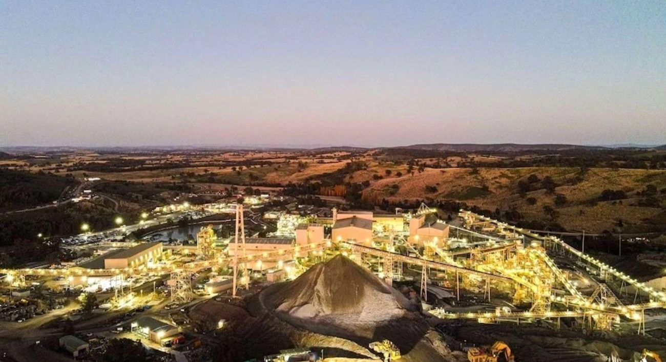 Newmont suspende Cadia: caída bursátil de 4% tras sismo obliga a frenar una de sus mayores minas