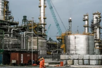 Nigeria evalúa privatizar refinerías estatales tras retirar subsidios en sector energético