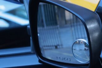 Nueva ley en Chile exige grabar patentes en vidrios y espejos de vehículos desde mayo 2025: Detalles y multas
