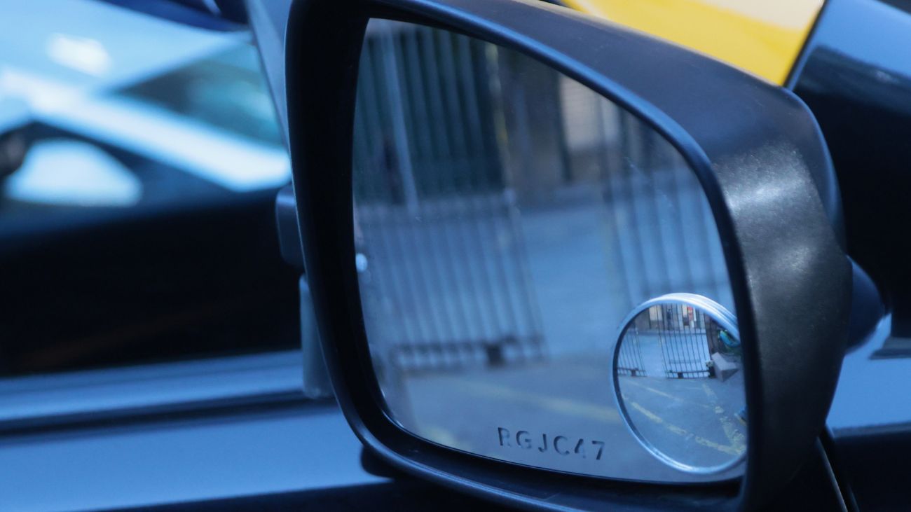 Nueva ley en Chile exige grabar patentes en vidrios y espejos de vehículos desde mayo 2025: Detalles y multas