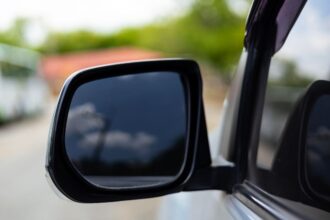 Nueva Ley en Chile Exige Patentes Grabadas en Vidrios de Vehículos desde Mayo 2025 para Combatir Robo de Piezas