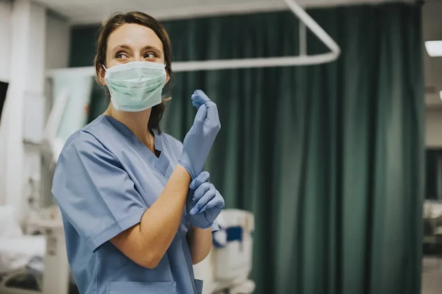 Ofertas laborales: Buscan 200 enfermeras y TENS para vacunar a trabajadores contra la influenza en todo Chile