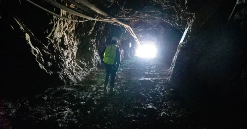 Operador Jumbo, Simba y equipos subterráneos: vacantes activas en minería para postular hoy en Chile